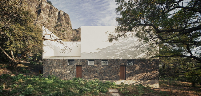 Casa Meztitla di EDAA, simbiosi tra natura e costruito